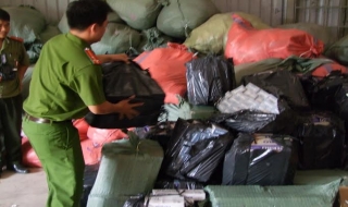Nhảy sông, bỏ xuồng khi bị Công an phát hiện