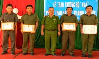 Khen thưởng đột xuất 5 công an viên xã Phước Đông