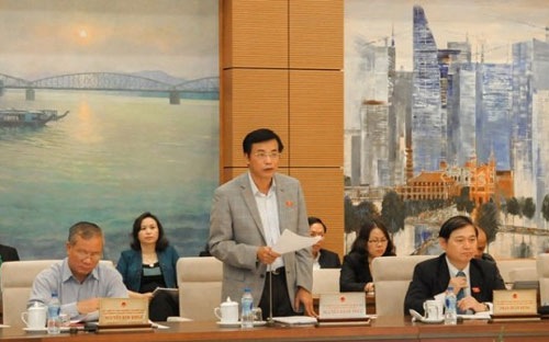  Chủ nhiệm Văn phòng Quốc hội Nguyễn Hạnh Phúc báo cáo Ủy ban Thường vụ Quốc hội chiều 10/4 - Ảnh: Quochoi.vn
