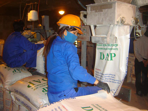 Các DN sản xuất phân bón trong nước đang bị tăng chi phí vì chính sách mới. Ảnh: DAP.