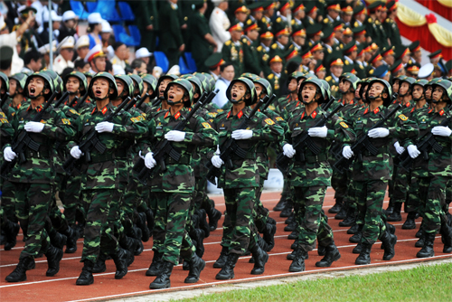 Mitting, diễu hành, diễu binh là nghi lễ quan trọng nhất trong các chương trình mừng 40 năm ngày thống nhất nước. Ảnh minh họ