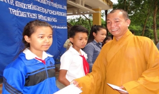 Trao học bổng cho học sinh vùng sâu huyện Tân Châu