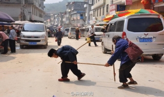 Bà lão trở thành đôi mắt của người chồng trong suốt 30 năm