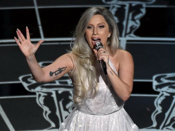  Ca sĩ Lady Gaga được trao tặng giải thưởng Thần tượng đương đại. (Nguồn: AP)
