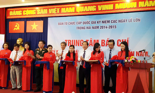 Các đại biểu cắt băng khai trương Trung tâm báo chí.