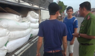 Bắt giữ hơn 2 tấn đường cát nhập lậu
