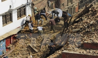 Đoàn Đại sứ quán Việt Nam tại Ấn Độ tới vùng động đất ở Nepal