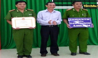Khen thưởng tập thể, cá nhân và công dân có thành tích tố giác, truy bắt tội phạm