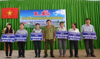 Tặng 20.000 tập cho học sinh nghèo huyện Châu Thành
