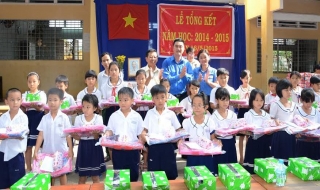 Chi đoàn Báo Tây Ninh và Văn phòng Tỉnh ủy: Tặng quà cho học sinh nghèo huyện Trảng Bàng