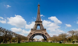 Tháp Eiffel đóng cửa vì nạn móc túi