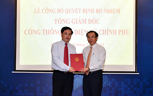Bộ trưởng, Chủ nhiệm VPCP Nguyễn Văn Nên trao quyết định bổ nhiệm ông Vi Quang Đạo giữ cương vị Tổng Giám đốc Cổng TTĐT Chính phủ. Ảnh: VGP/Nhật Bắc