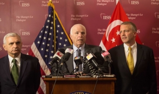 John McCain: Đề nghị Mỹ nới lỏng thêm cấm vận vũ khí cho Việt Nam