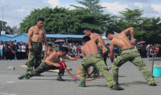 Biểu diễn võ thuật và chó nghiệp vụ