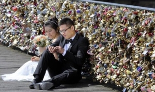 Paris cắt khóa tình yêu khỏi những cây cầu