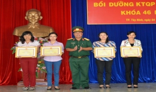 Bế giảng lớp bồi dưỡng kiến thức quốc phòng-an ninh