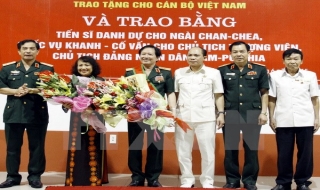 Campuchia tặng Huân chương Đại tướng quân cho cán bộ Việt Nam