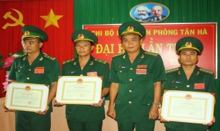Chủ tịch UBND tỉnh khen thưởng đột xuất cho cán bộ, chiến sĩ đồn biên phòng Tân Hà