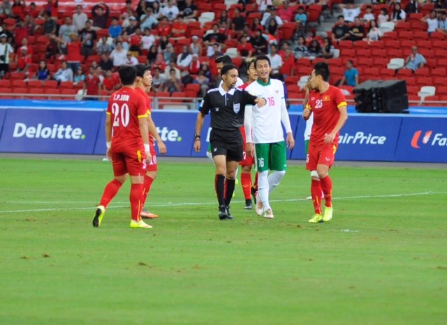 U23 Indonesia (áo trắng) bị nghi bán độ tại SEA Games 28