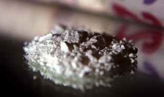 Giấu hơn một kg cocaine trong túi nâng ngực