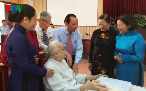 tong bi thu nguyen van linh voi cach mang mien nam hinh 1