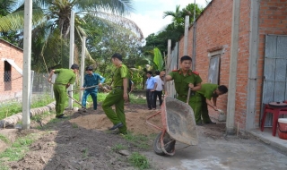 Đoàn khối CNVC – LLVT huyện Dương Minh Châu: Ra quân sửa chữa nhà cho người nghèo