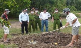 Bắt quả tang BVĐK tư nhân Lê Ngọc Tùng chôn rác thải y tế bên ngoài