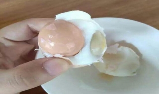 Ngạc nhiên vì quả trứng 'có một không hai' nằm gọn trong một quả khác