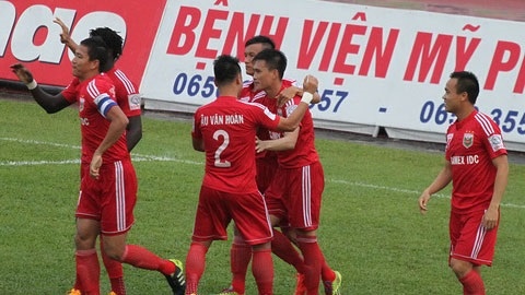Vùi dập HA.GL 4-1, B.BD vô địch lượt đi V.League 2015