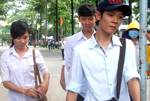 Các thí sinh sau khi thi môn Địa. Ảnh: Nguyễn Duy.