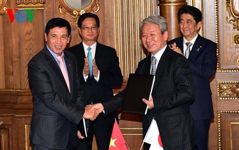 3-abe-va-dung-chung-kien-ky-ket-copy-XFAJ.jpg