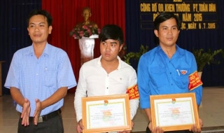 Trảng Bàng: Khen thưởng đột xuất 2 thanh niên dũng cảm bắt trộm