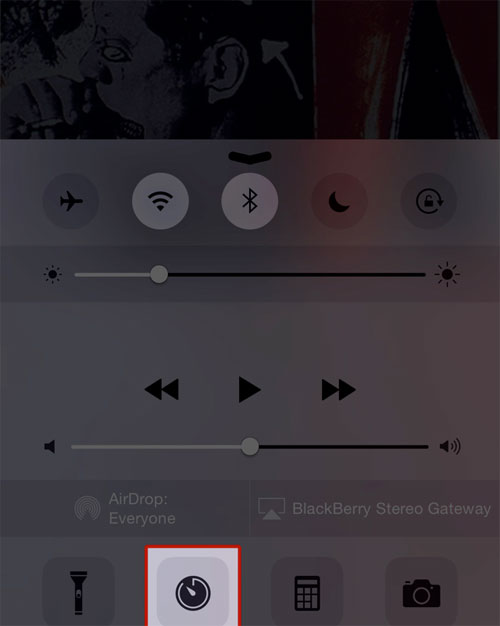 Kích hoạt Control Center bằng cách kéo từ dưới màn hình lên, sau đó chọn biểu tượng như trên hình