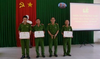 Tặng bằng khen cho Phòng Cảnh sát điều tra tội phạm về trật tự xã hội Công an Tây Ninh