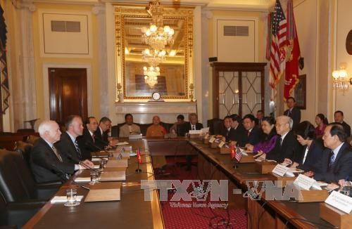 Tổng Bí thư gặp Thượng nghị sĩ John McCain