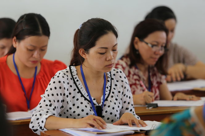 Chấm thi môn tiếng Anh kỳ thi THPT quốc gia 2015 tại hội đồng chấm thi Trường ĐH Công nghiệp thực phẩm TP.HCM - Ảnh: Như Hùng