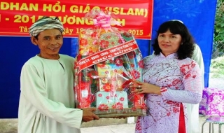 Đoàn lãnh đạo tỉnh, huyện dự lễ Ramadhan của đồng bào dân tộc Chăm tại Tân Châu
