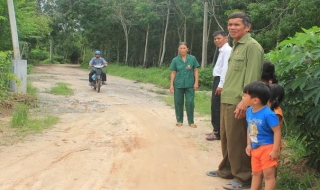 Gia đình CCB ở xã Suối Dây đầu tư làm đường GTNT