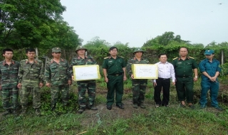 Thăm, tặng quà chiến sĩ làm công tác dân vận