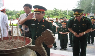 Bộ Tổng Tham mưu QĐND Việt Nam viếng nghĩa trang liệt sĩ Đồi 82 Tân Biên