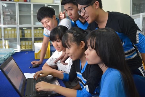 nộp hồ sơ xét tuyển đh từ 1/8: trúng tuyển nv1 không được xét tiếp hình 0 Học sinh Trường THPT Mạc Đĩnh Chi (TP HCM) tra cứu điểm thi THPT quốc gia chiều 22-7Ảnh: TẤN THẠNH