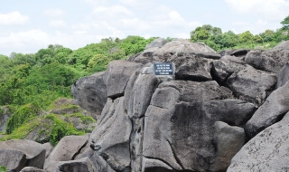 Hang, động trên núi Bà Đen: