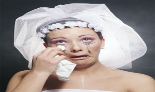Chồng kiện vợ mới cưới vì sốc trước khuôn mặt không trang điểm