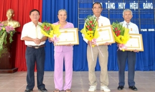 Châu Thành: Trao huy hiệu Đảng cho đảng viên
