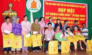 Tân Châu: Tặng quà cho nạn nhân chất độc da cam