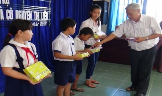 Thành phố Tây Ninh: Trao học bổng Tiếp sức đến trường