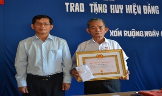 Châu Thành: Trao huy hiệu 50 năm tuổi đảng