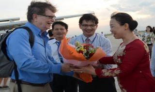 Giáo sư Nobel vật lý George F. Smoot đến Bình Định