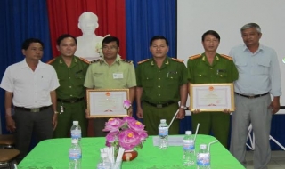 Khen thưởng các đơn vị làm tốt công tác phối hợp đấu tranh phòng chống tội phạm