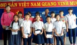 Trảng Bàng: Trao học bổng cho học sinh nghèo hiếu học
